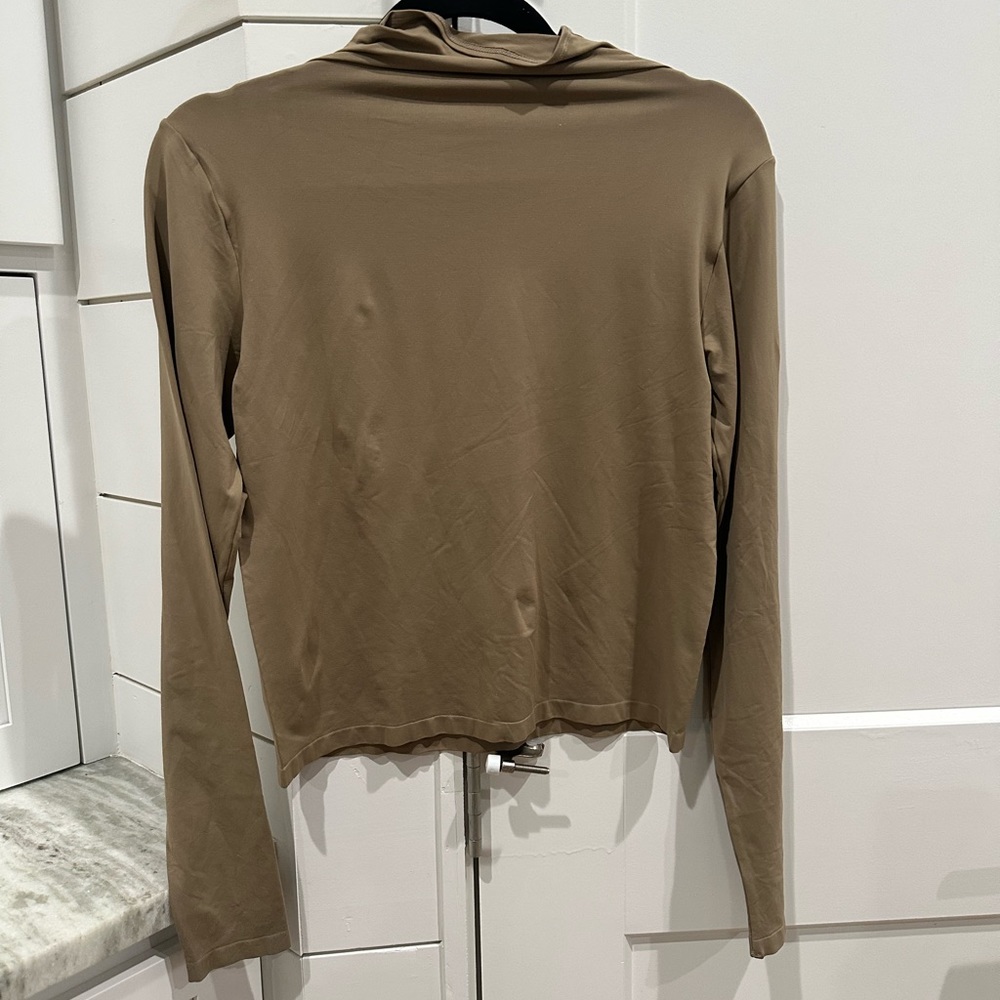 (2436) NWT SKIMS Long Sleeve Cropped Turtleneck in DESERT Sz 2X - Picture 3 of 4